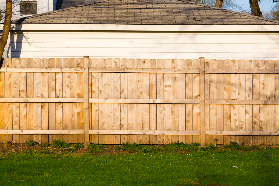 wood-backyard-fence-lake-zurich